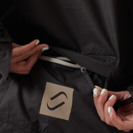 Zip pocket with runamics logo patch on the OrganicShade windbreaker 